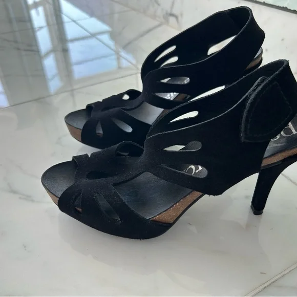 Black suede Pedro Garcia platform heels Size 37 1/2. - Picture 5 of 5